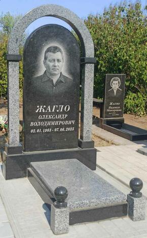 Одинарные гранитные памятники №26