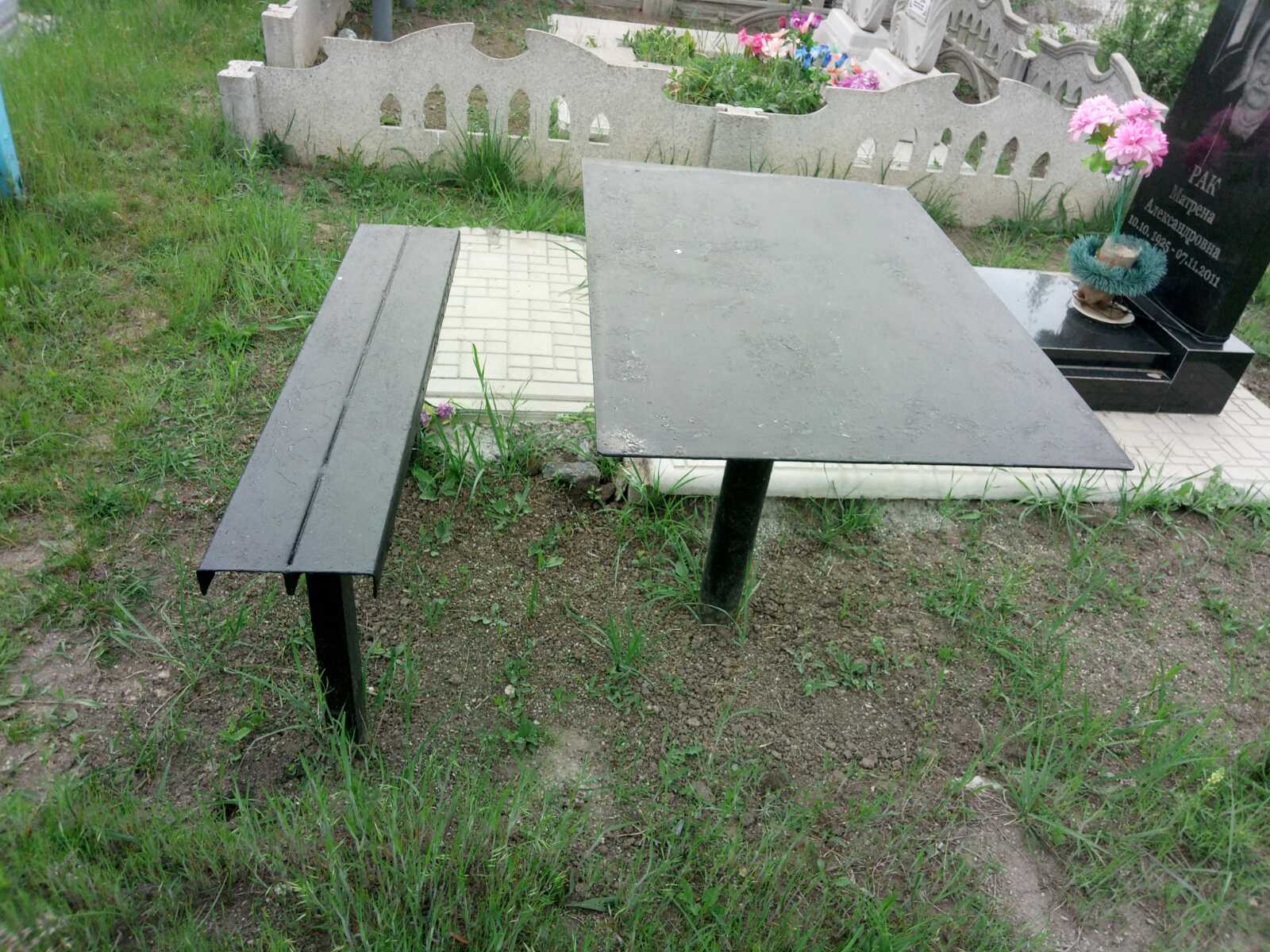 Металлический столик на кладбище в Запорожье
