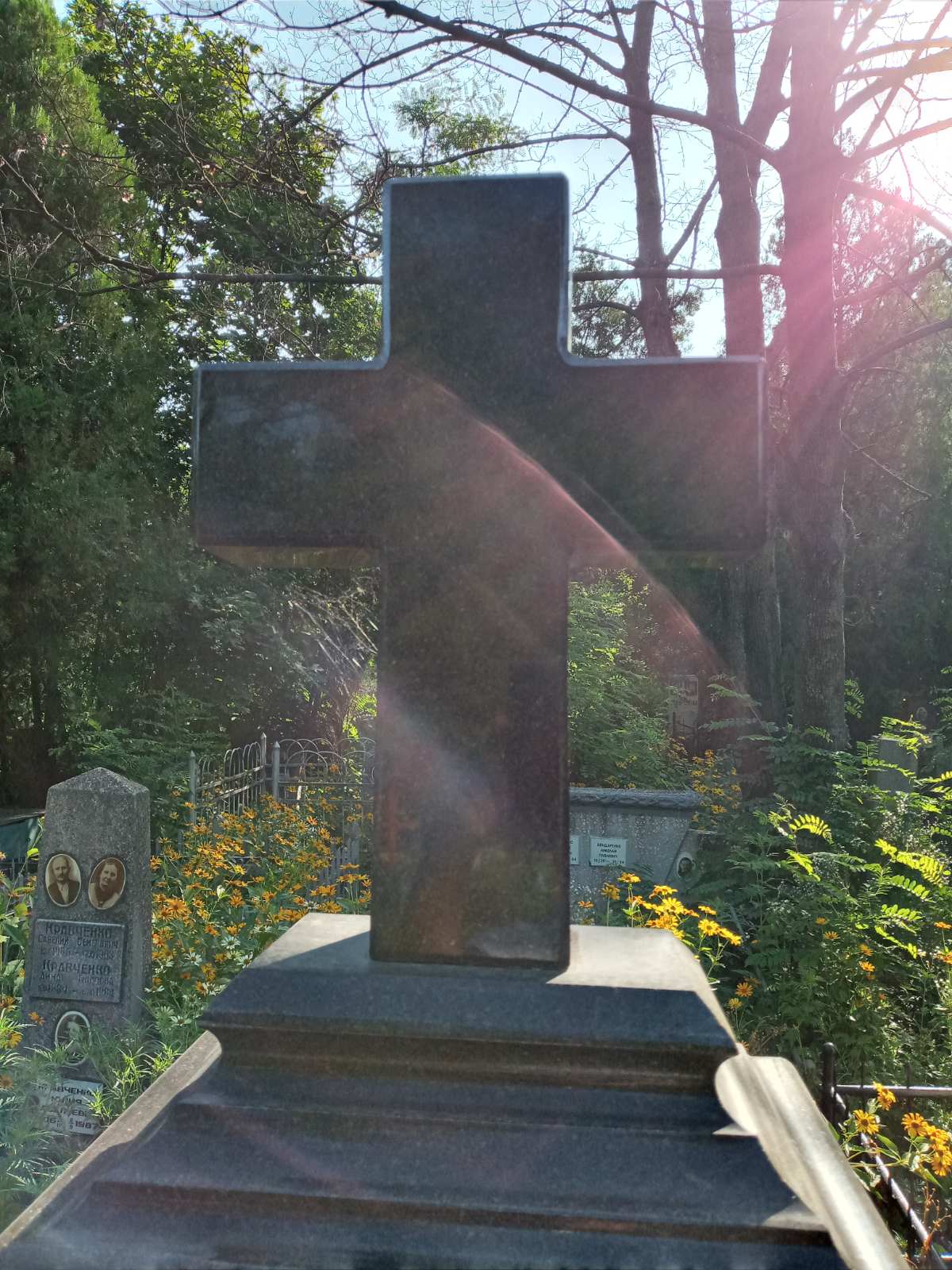 Чотирикінцевий гранітний хрест у Запоріжжі